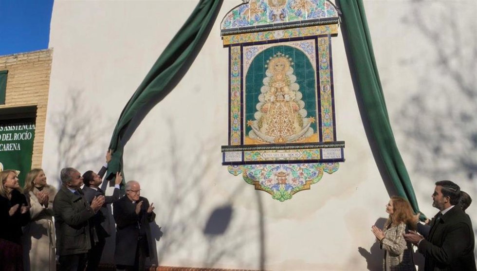 El alcalde de Sevilla, José Luis Sanz, cede nuevos locales a la Hermandad del Rocío de la Macarena.