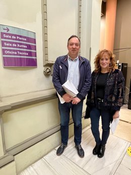 Archivo - El alcalde de Villaviciosa, Alejandro Vega, y Lorena Villar, portavoz del Grupo Socialista.