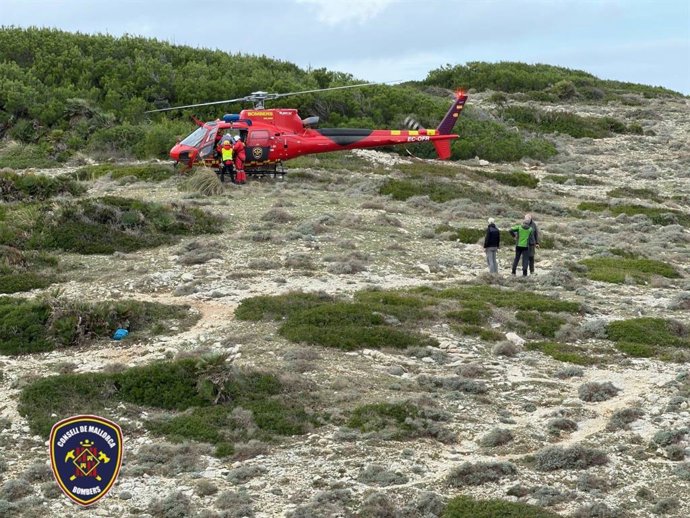 El helicóptero 'Milana' de Bomberos de Mallorca rescata a un excursionista de 84 años, herido leve tras sufrir una caída en Cala Dèntol