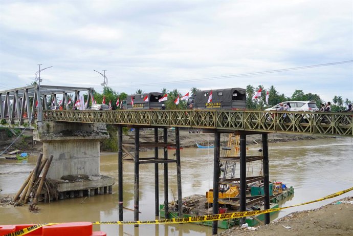 27 de dezembro de 2025, Bireuen, Aceh, Indonésia: Moradores e veículos passam sobre a recém-concluída ponte de emergência Bailey Bridge em Kuta Blang, Bireuen, Aceh, Indonésia, no sábado. A Bailey Bridge, com uma capacidade de carga máxima de 30 toneladas