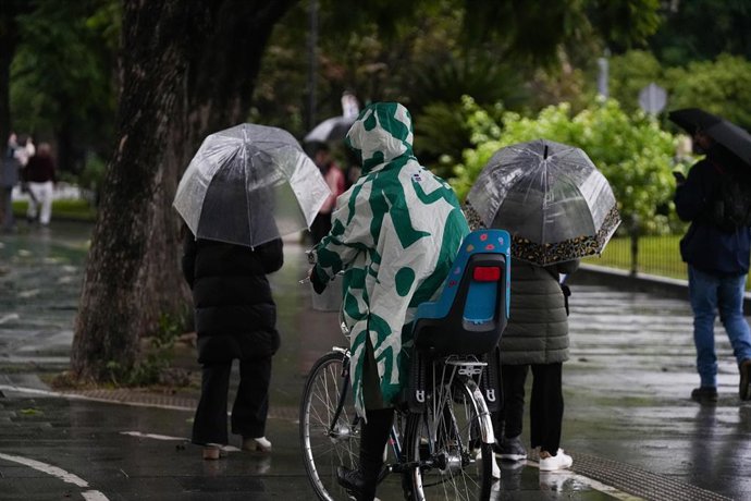 Archivo - Arquivo - Sevilhanos se protegendo da chuva e do vento, os protagonistas do dia de hoje com avisos laranja e amarelo em grande parte da Andaluzia. Em 13 de novembro de 2025, em Sevilha (Andaluzia, Espanha). A Andaluzia está mais uma vez sob a in