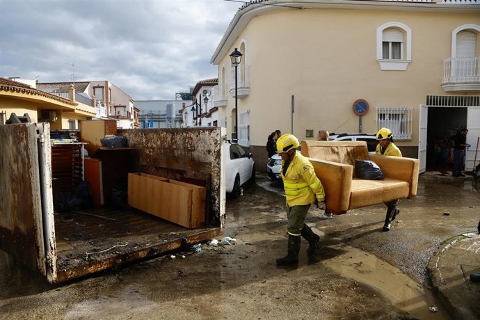 Efectivos de Infoca realizan labores de acondicionamiento de zonas afectadas en la barriada de Los Cardiales en Cártama tras lluvias, a 28 de diciembre de 2025 en Cártama (Málaga, Andalucía, España).   