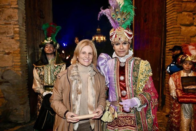 La alcaldesa de Jerez de la Frontera (Cádiz), María José García-Pelayo, junto al Cartero Real.