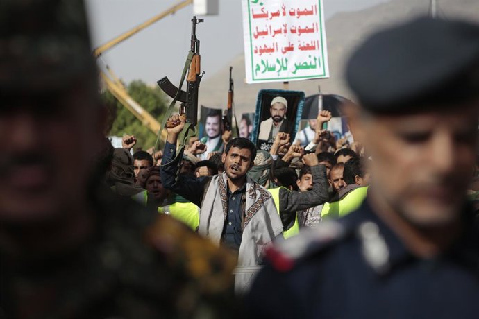 Archivo - FILED - 03 June 2022, Yemen, Sanaa: A houthi supporter carries a weapon during a protest against USA and Saudi Arabia calling on the end of war in Yemen, a day after the truce was renewed in Sanaa. Photo: Hani Al-Ansi/dpa