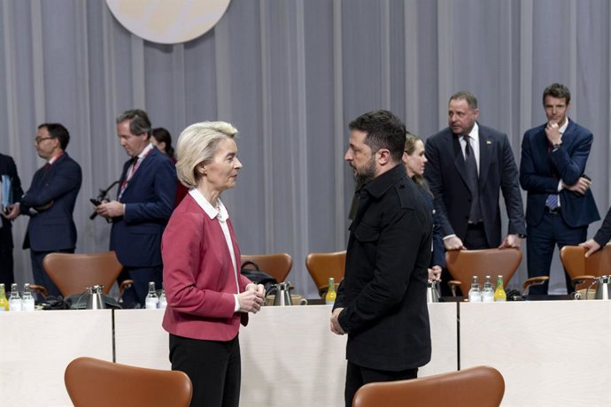 Archivo - COPENHAGEN, Oct. 2, 2025  -- European Commission President Ursula von der Leyen (Front, L) speaks with Ukrainian President Volodymyr Zelensky (Front, R) during the seventh meeting of the European Political Community (EPC) in Copenhagen, capital 