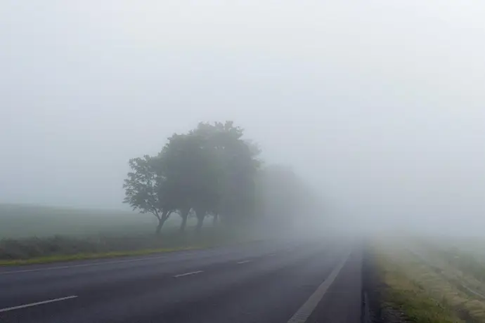 Carretera con niebla. Imagen de archivo
