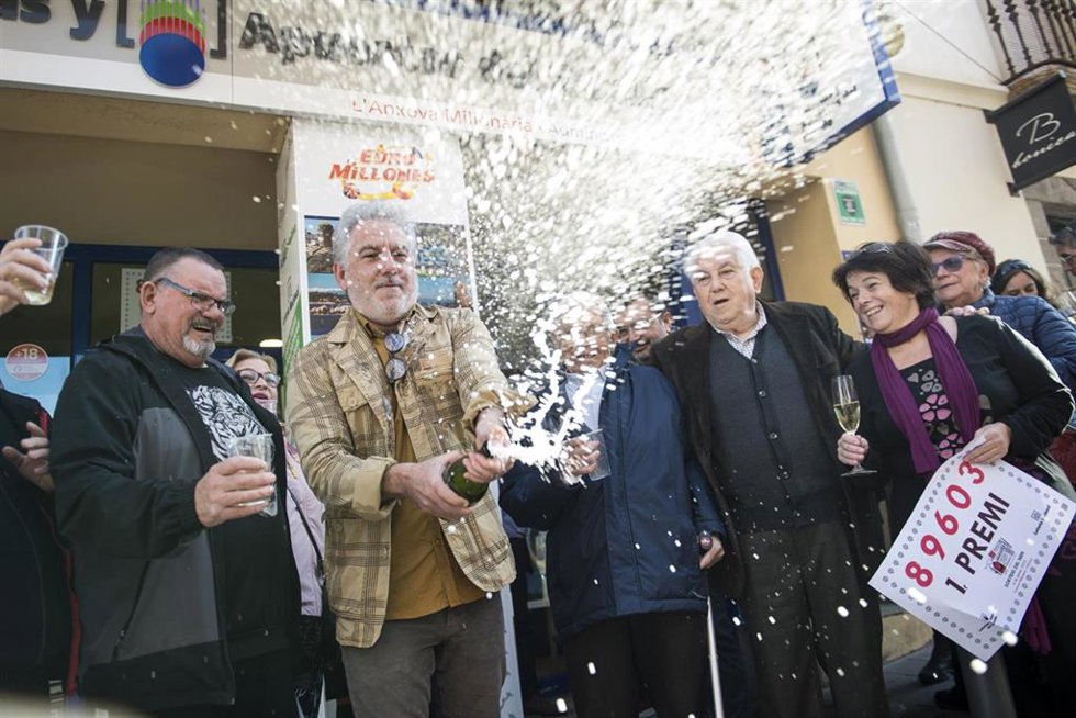 Archivo - Agraciados con el primer premio del Sorteo Extraordinario de la Lotería del Niño correspondiente al número 89.603 celebran su suerte en la administración 1 situada en la calle Pintor Enric Serra, a 6 de enero de 2023, en LEscala, Girona, Cata