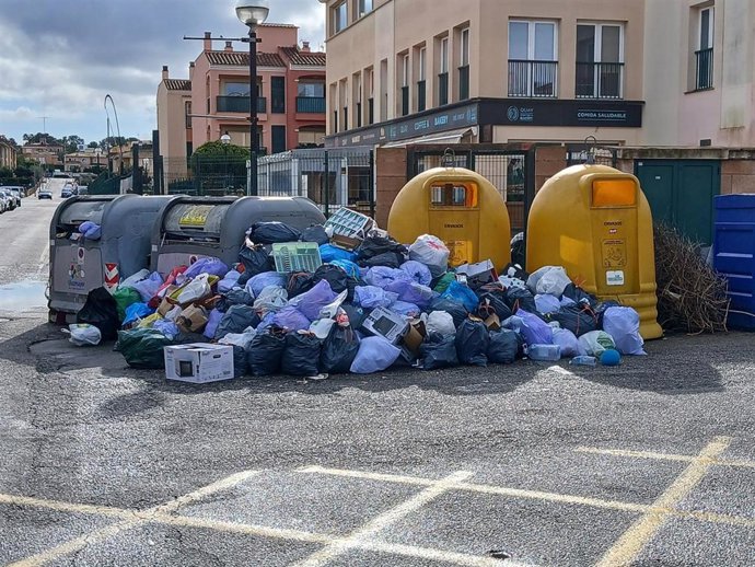 Suciedad acumulada en los contenedores de sa Torre, Llucmajor, durante las fiestas de Navidad