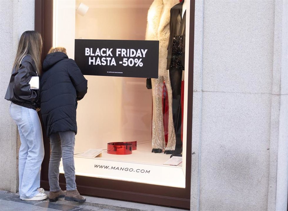Archivo - Un escaparate avisa de los descuentos durante Black Friday