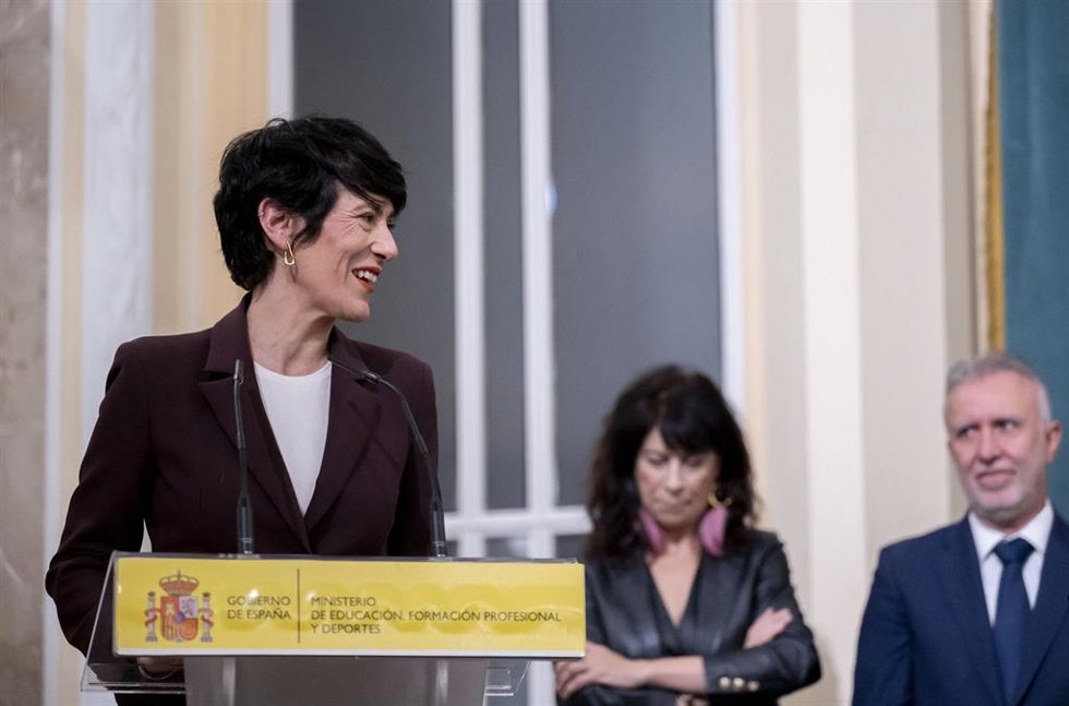 La ministra de Inclusión, Seguridad Social y Migraciones y portavoz del Gobierno, Elma Saiz, interviene durante el acto de entrega de la cartera del Ministerio de Educación, Formación Profesional y Deportes, en la sede del Ministerio, a 22 de diciembre 