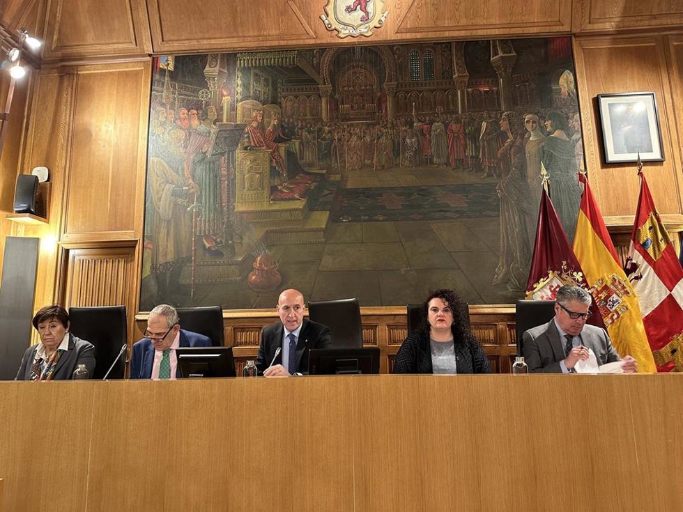 El alcalde de León, José Antonio Diez (centro), preside el pleno del Ayuntamiento celebrado este lunes.