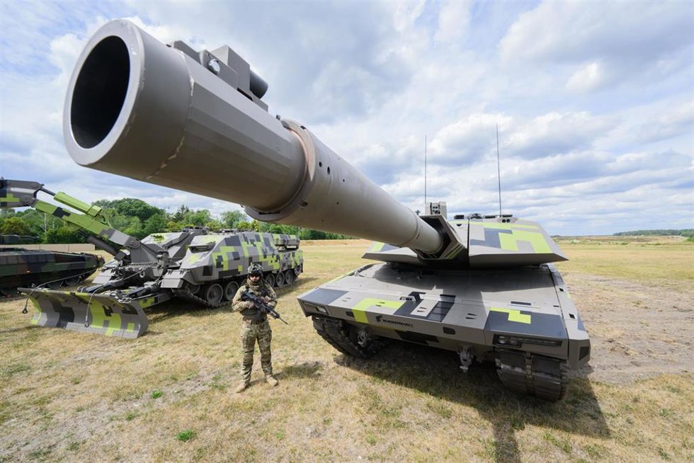 Archivo - 14 July 2022, Lower Saxony, Unterluess: An infantryman stands next to the new Panther KF51 main battle tank from the Rheinmetall armaments group during a tour of the Rheinmetall plant in Unterluess on the occasion of the summer trip by Lower S
