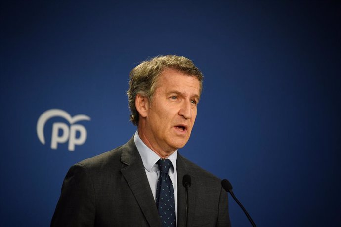 Archivo - El presidente del Partido Popular, Alberto Núñez Feijóo, durante una rueda de prensa, en la sede del PP en Génova, a 12 de junio de 2025, en Madrid (España). Durante su comparecencia, Feijóo ha pedido a Sánchez que dimita y convoque elecciones d