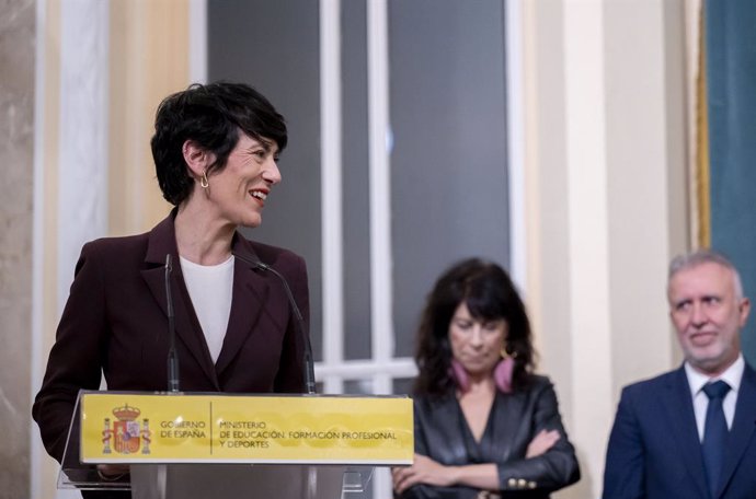 La ministra de Inclusión, Seguridad Social y Migraciones y portavoz del Gobierno, Elma Saiz, interviene durante el acto de entrega de la cartera del Ministerio de Educación, Formación Profesional y Deportes, en la sede del Ministerio, a 22 de diciembre de