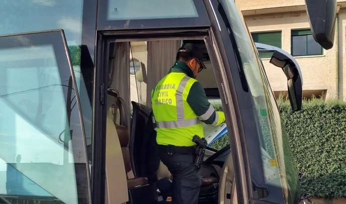 Archivo - Imagen de archivo de una inspección a un autobús