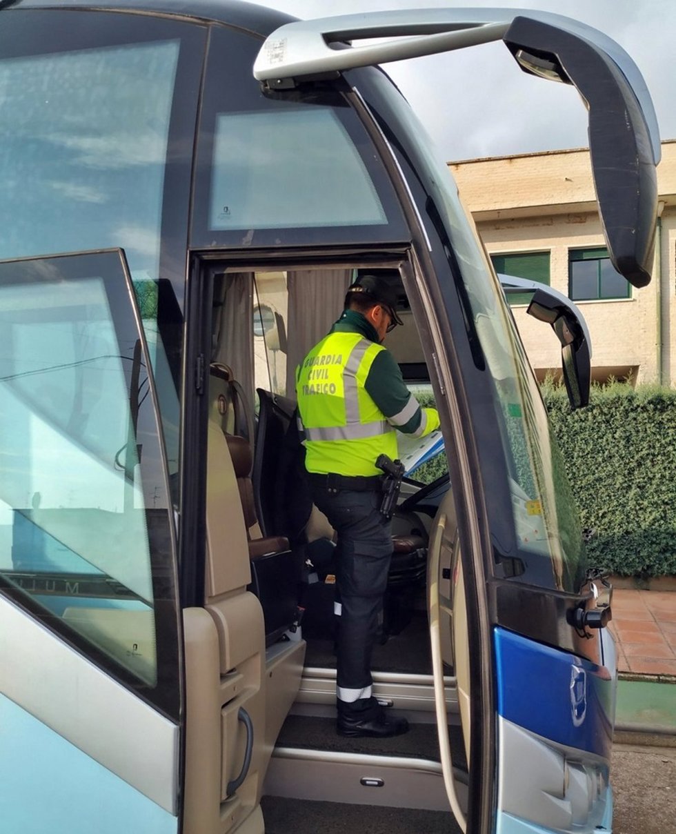 Archivo - Imagen de archivo de una inspección a un autobús