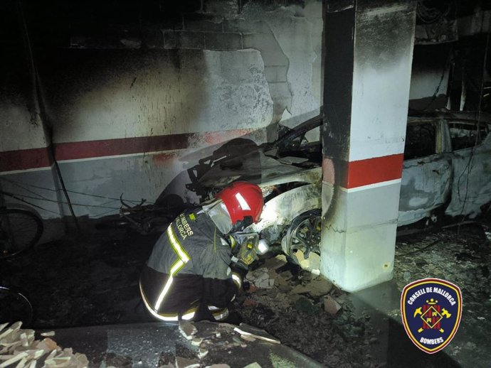 Un bombero junto al vehículo híbrido donde se inició el fuego