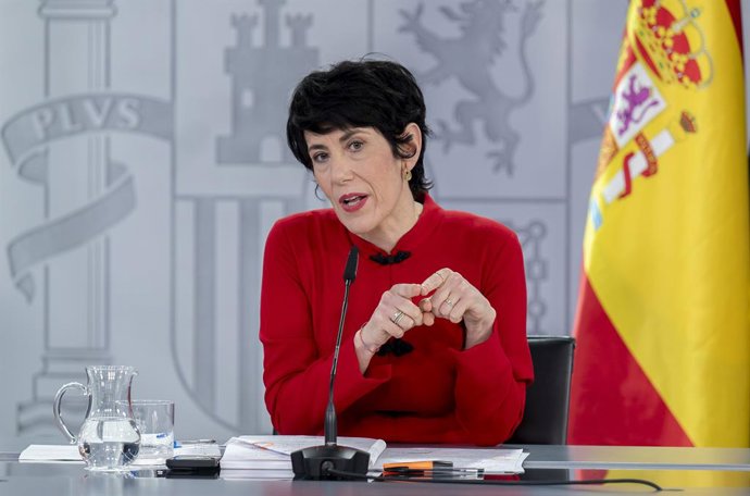 A ministra da Previdência Social, Inclusão e Migração e nova porta-voz do governo, Elma Saiz, durante uma coletiva de imprensa após o Conselho de Ministros, no Palácio Moncloa, em 23 de dezembro de 2025, em Madri (Espanha).  O governo tem um