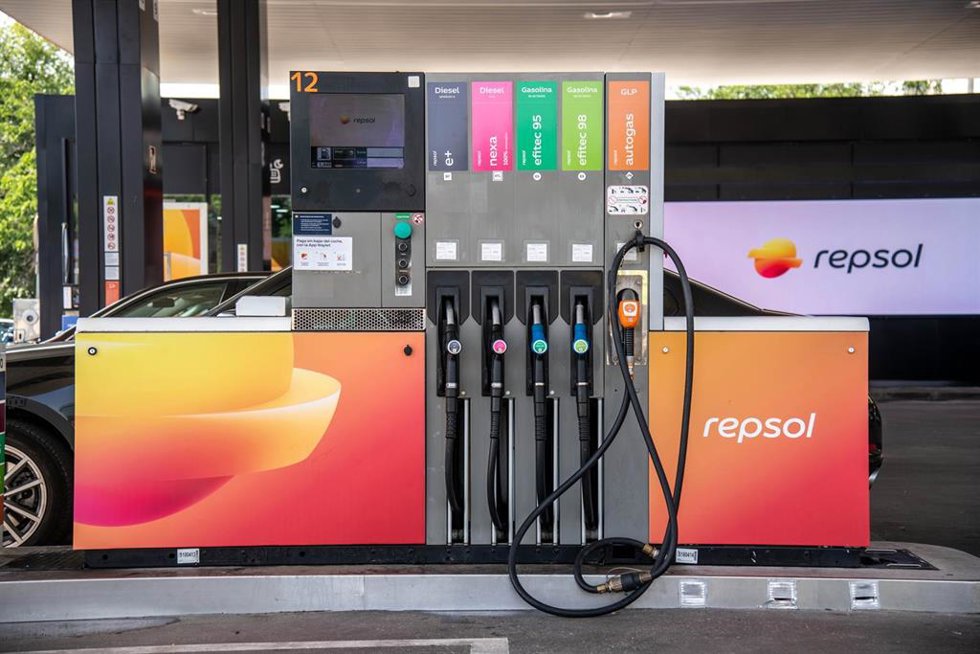 Archivo - Surtidores de combustible en la Estación de servicio Alfonso XIII de Repsol