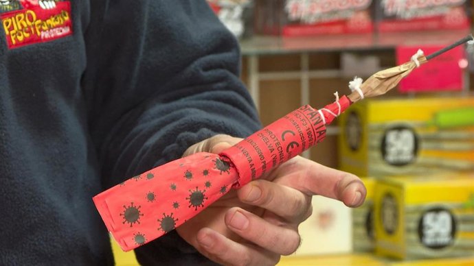 Archivo - La "magia" de la pólvora aumenta sus ventas en Valencia para celebrar el Año Nuevo con fuegos artificiales