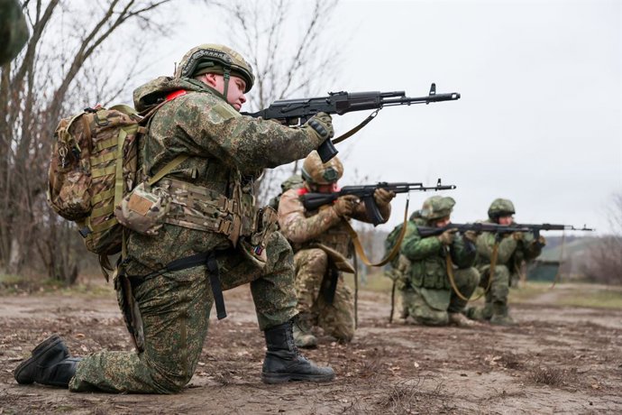 RÚSSIA, REPÚBLICA POPULAR DE LUGANSK - 5 DE DEZEMBRO DE 2025: Militares do 752º Regimento de Rifles Motorizados de Guardas da 3ª Divisão de Rifles Motorizados do 20º Exército de Armas Combinadas de Guardas do Grupo de Forças Zapad [Ocidental] da Rússia pa