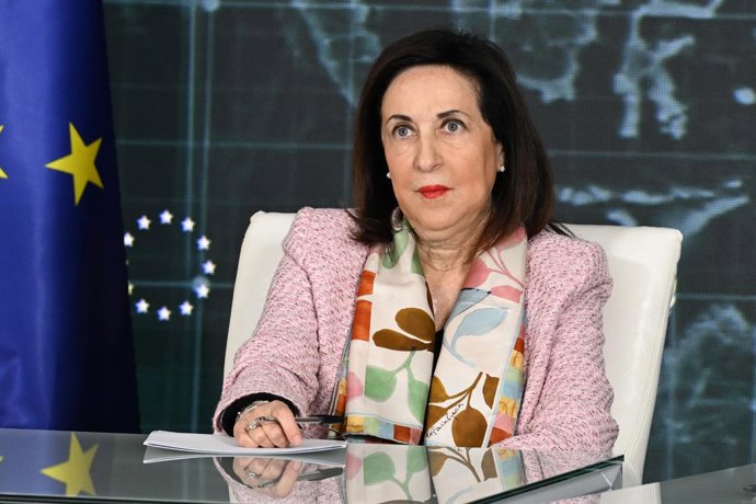La ministra de Defensa, Margarita Robles, durant una videoconferència amb les unitats espanyoles en missions humanitàries i de pau en l'exterior, a 24 de desembre del 2025, a Madrid (Espanya). 