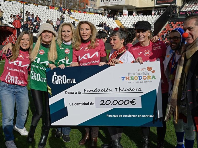 Veronica Romero, Cayetana Guillen Cuervo, Rosa Benito y Norma Duval en el partido benéfico "Artistas vs Famosos"
