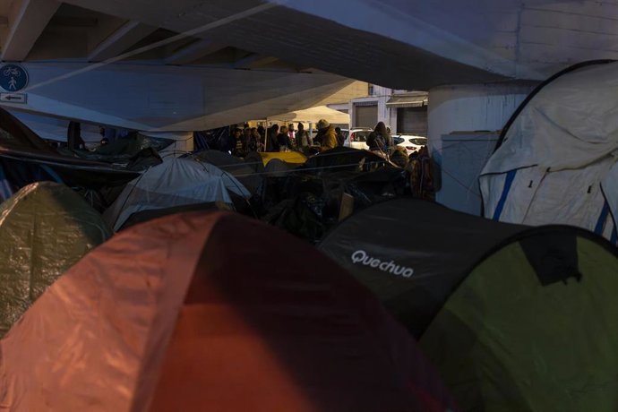 Unos 50 desalojados del antiguo instituto B9 de Badalona acampados en la calle. 