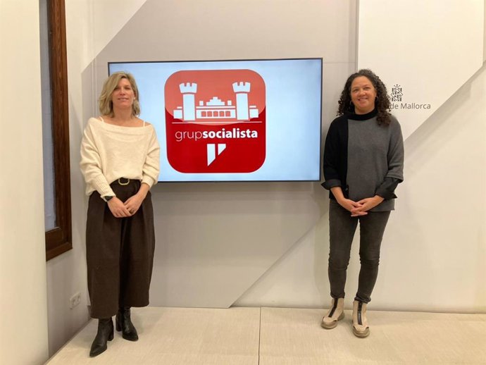 La portavoz del grupo socialista en el Consell de Mallorca, Catalina Cladera (d), y la consellera Sofía Alonso (i).