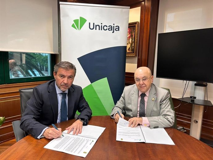 El director territorial de Unicaja en Málaga, Francisco José Reguera, y el presidente de la Federación Malagueña de Peñas, Manuel Curtido.