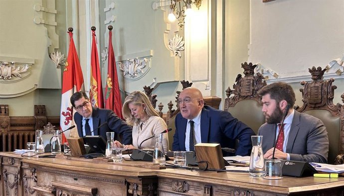 El alcalde de Valladolid, Jesús Julio Carnero, preside el Pleno del Ayuntamiento.