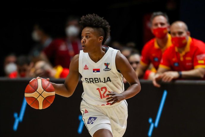 Archivo - Yvonne Anderson disputa un partido con la selección de Serbia.
