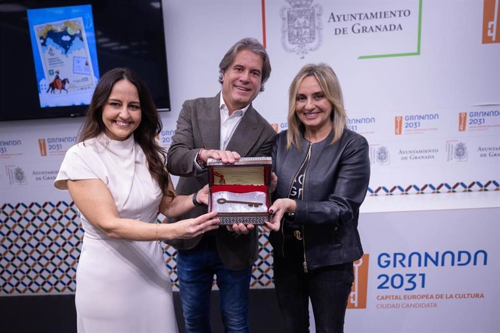 Presentación del Heraldo Real 2026 con la alcaldesa de Granada, Marifrán Carazo, a la derecha en la imagen
