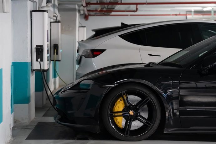 Archivo - Arxiu - Dos cotxes carregant-se en un punt de càrrega públic per a cotxes elèctrics a Barcelona