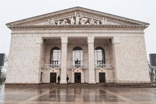 El teatro de la ciudad de Mariúpol, situada en la provincia ucraniana de Donetsk y ocupada por el Ejército de Rusia, de cara a su reapertura el 28 de diciembre de 2025 (archivo)