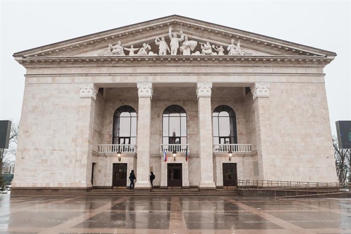 El teatro de la ciudad de Mariúpol, situada en la provincia ucraniana de Donetsk y ocupada por el Ejército de Rusia, de cara a su reapertura el 28 de diciembre de 2025 (archivo)