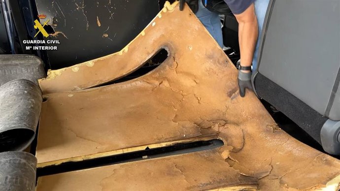 Imagen de la furgoneta donde iban ocultas las cajetillas