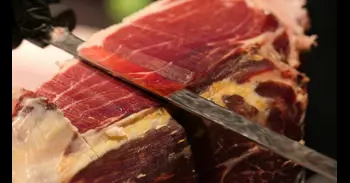 Cortador de jamón español revela su sueldo en China: "Si la gente lo supiera, estaría ya en Barajas cogiendo un vuelo"