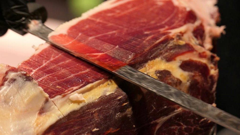 Cortador de jamón español revela su sueldo en China: "Si la gente lo pusiera, estaría ya en Barajas cogiendo un vuelo"