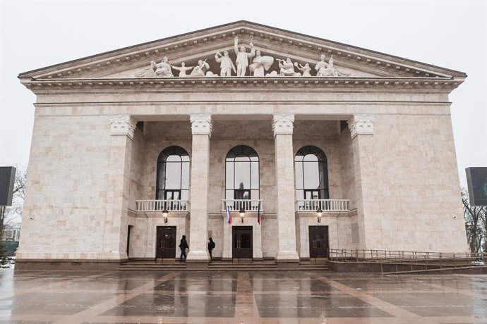 RÚSSIA, MARIUPOL - 28 DE DEZEMBRO DE 2025: Vista do prédio do Teatro Dramático Acadêmico Republicano de Mariupol após a reconstrução