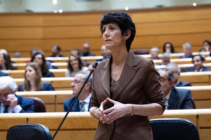 A Ministra da Previdência Social e Migração, Elma Saiz, fala durante uma sessão de controle do governo no Senado em 16 de dezembro de 2025, em Madri (Espanha). O governo enfrenta a última sessão de controle no Senado do ano de 2025 e