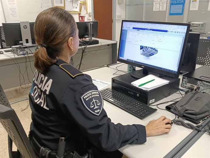 Una agente de la Policía Local de Palma durante la investigación.