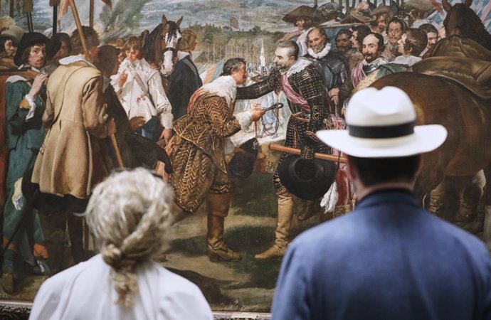 Archivo - Dos visitantes frente a 'La rendición de Breda' de Velázquez, el día en el que el Museo Nacional del Prado reabre sus puertas tras haber permanecido casi tres meses clausurado a causa de la pandemia por coronavirus, en Madrid (España) a 6 de jun