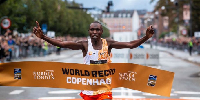 Geoffrey Kanworor, batiendo el récord del mundo de medio maratón.