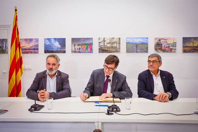 El presidente de la Generalitat, Salvador Illa, firma el libro de honor en Móra la Nova (Tarragona)