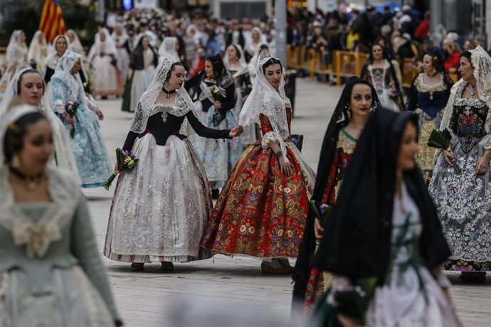 Archivo - Falleras durante la ofrenda floral a la Virgen de los Desamparados, a 17 de marzo de 2025