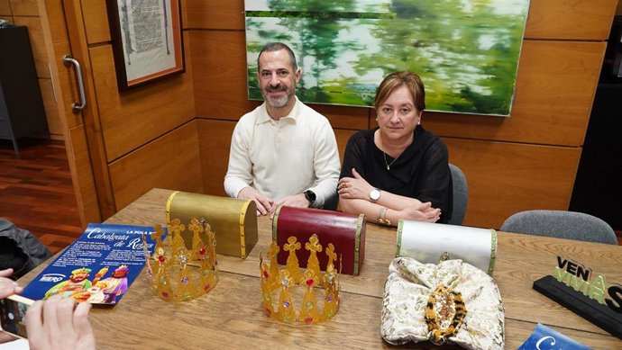 Ek alcalde de Siero, Ángel García  y la concejala de Festejos, Mercados y Bienestar Animal, Ana Nosti.