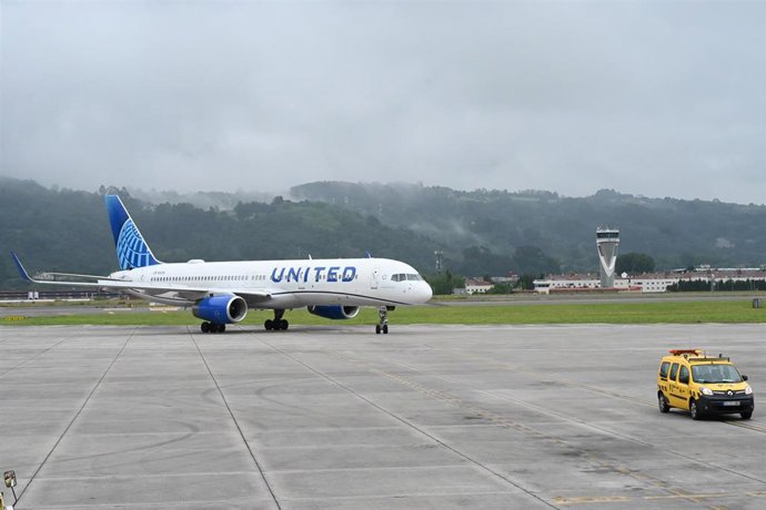 Archivo - Llegada del primer vuelo regular operado por United Airlines entre Bilbao y Nueva York, en el aeropuerto de Loiu, a 1 de junio de 2025, en Bilbao, Vizcaya, País Vasco (España).