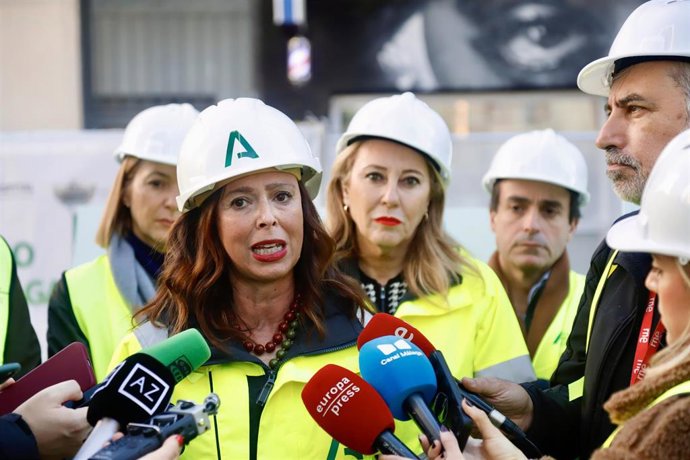La consejera de Fomento, Articulación del Territorio y Vivienda, Rocío Díaz, atiende a los medios tras visitar las obras de prolongación de la línea 2 del metro de Málaga al Hospital Civil.