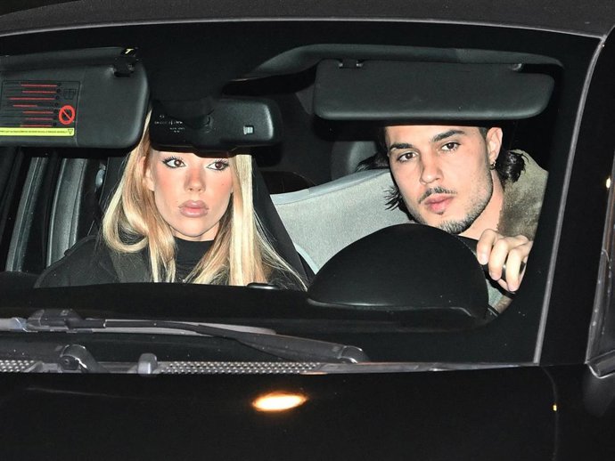 Alejandra Rubio Y Carlo Costanzia Llegan Al Domicilio De Terelu Para Celebrar La Cena De Nochebuena